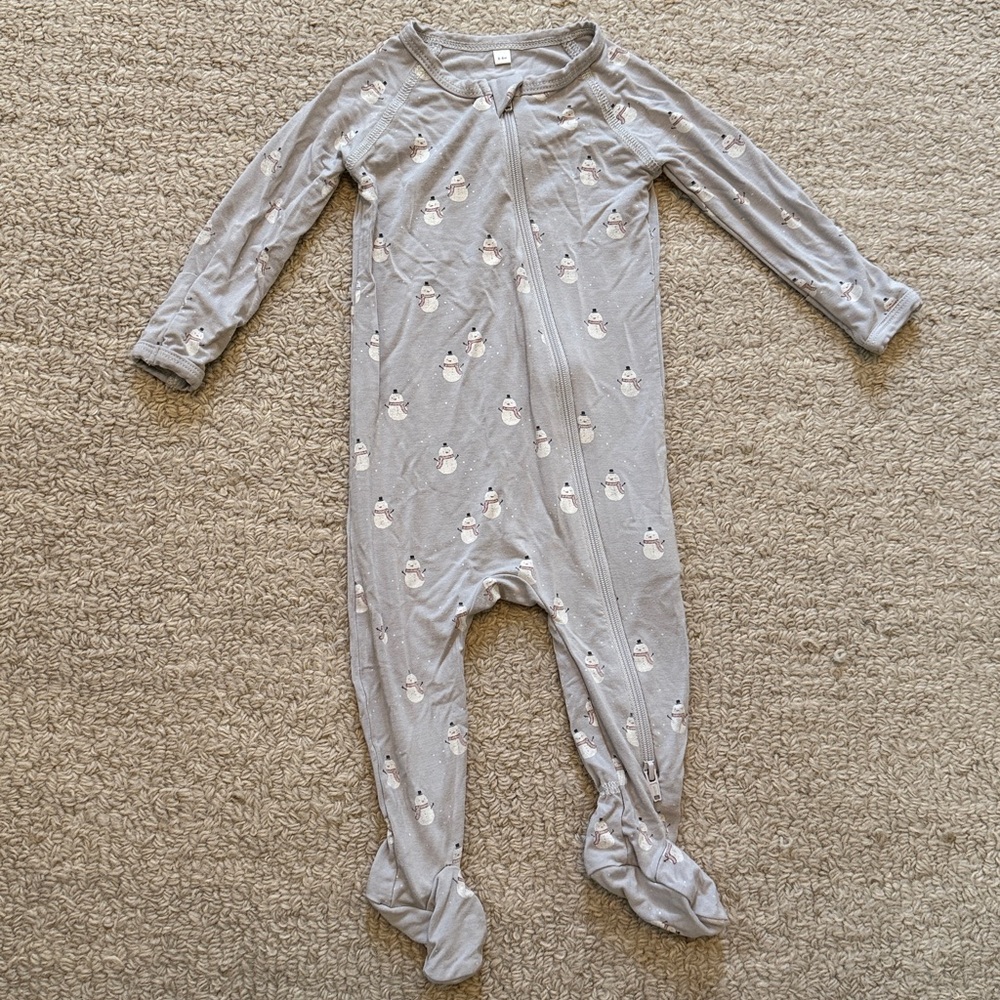 Quincy Mae Light Gray Kids snowman Footie 3-6 months